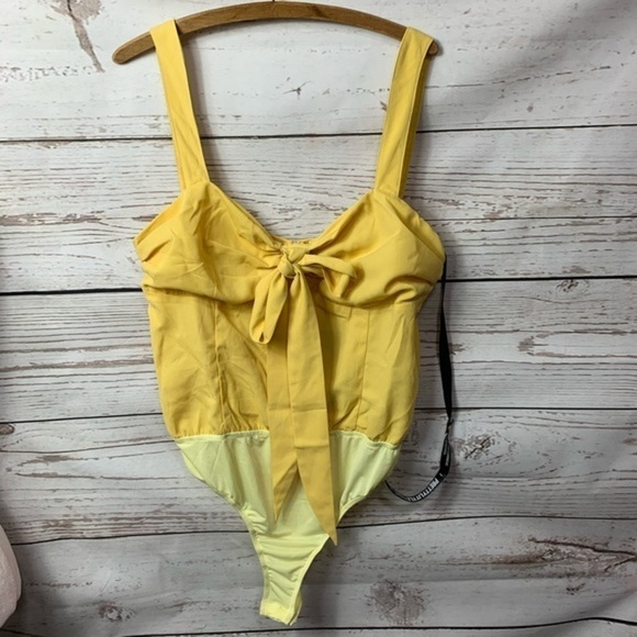NWT PrettyLittleThing Lemon Woven Pleat Bodysuit - Picture 2 of 8